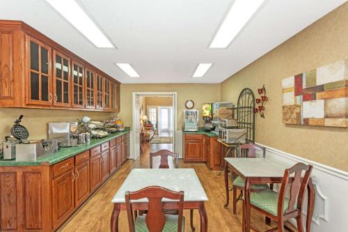 Motel Baymont Inn And Suites - Valdosta