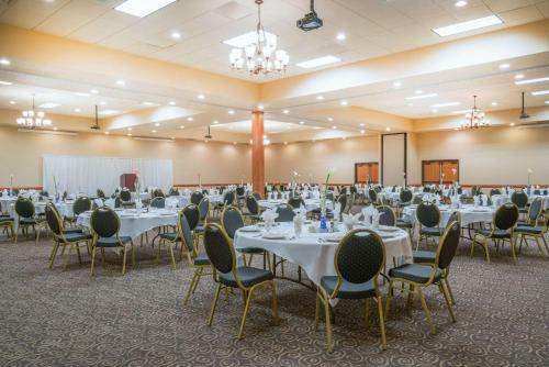 Hotel Ramada By Wyndham Des Moines Tropics Resort & Conference Ctr