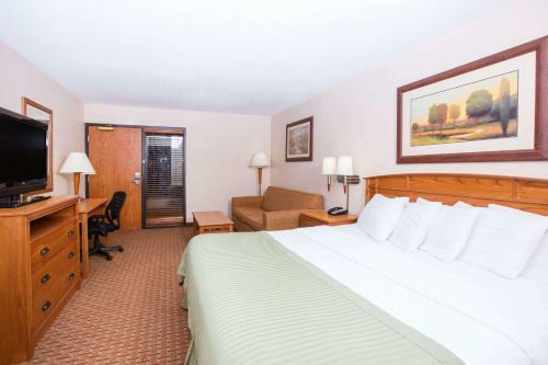 Hotel Ramada By Wyndham Des Moines Tropics Resort & Conference Ctr