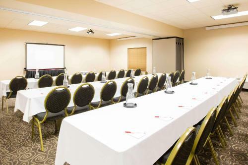 Hotel Ramada By Wyndham Des Moines Tropics Resort & Conference Ctr