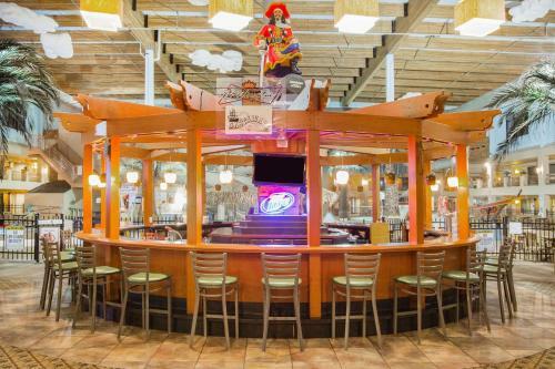 Hotel Ramada By Wyndham Des Moines Tropics Resort & Conference Ctr