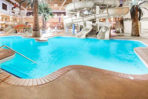 Hotel Ramada By Wyndham Des Moines Tropics Resort & Conference Ctr
