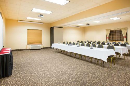 Hotel Ramada By Wyndham Des Moines Tropics Resort & Conference Ctr
