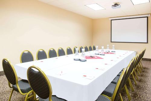Hotel Ramada By Wyndham Des Moines Tropics Resort & Conference Ctr