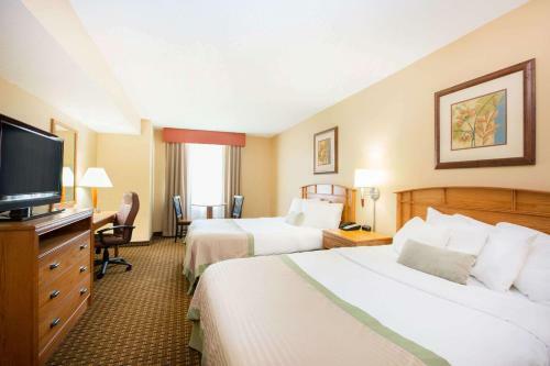 Hotel Ramada By Wyndham Des Moines Tropics Resort & Conference Ctr