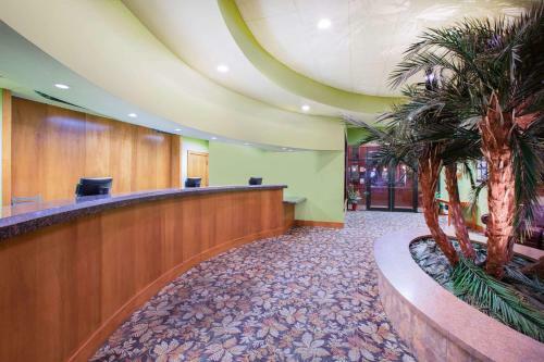 Hotel Ramada By Wyndham Des Moines Tropics Resort & Conference Ctr