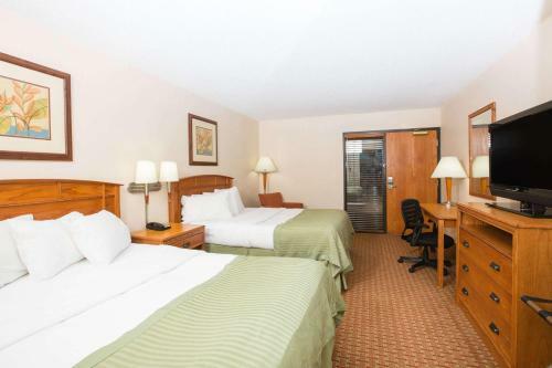 Hotel Ramada By Wyndham Des Moines Tropics Resort & Conference Ctr