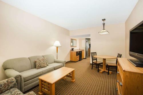 Hotel Ramada By Wyndham Des Moines Tropics Resort & Conference Ctr