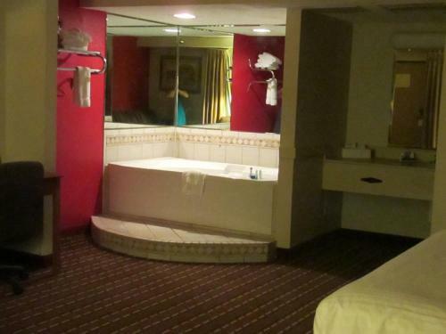 Salina Ambassador Hotel & Conference Center