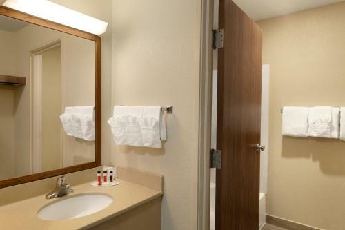 Hotel Baymont By Wyndham Salina