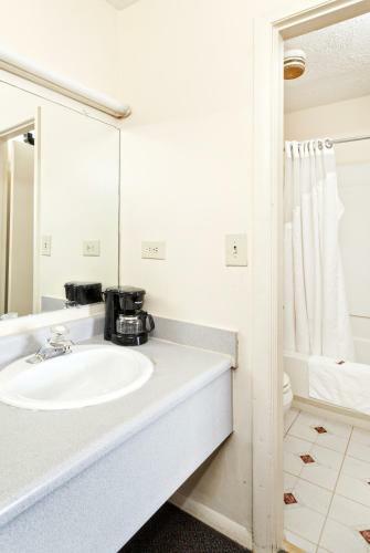 Hotel Red Carpet Inn - Louisville
