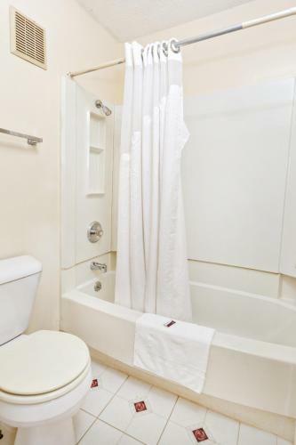 Hotel Red Carpet Inn - Louisville