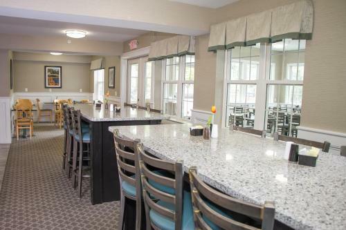 Hotel Acadia Inn