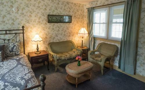 Posada Thornhedge Inn