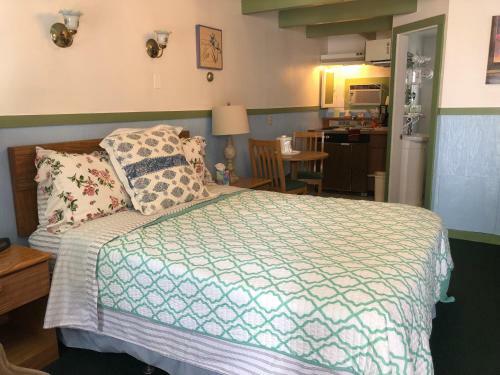 Claddagh Motel & Suites