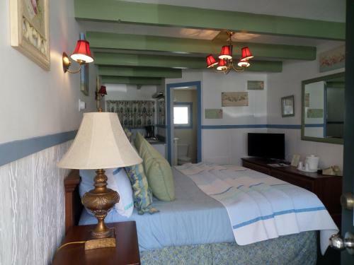 Claddagh Motel & Suites