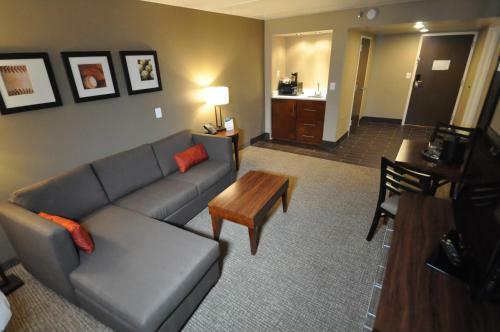 Merit Hotel & Suites