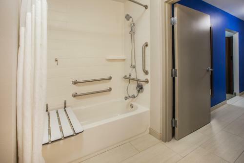 Holiday Inn Express Hotel & Suites Boston - Marlboro