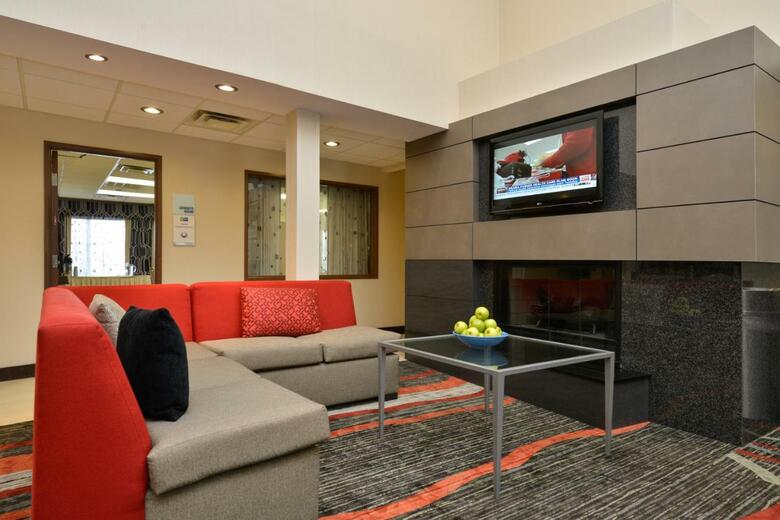Holiday Inn Express Boston/milford Hotel
