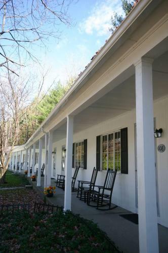 Posada 1896 House Country Inn - Brookside & Pondside