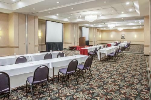 Crowne Plaza Hotel Grand Rapids - Airport