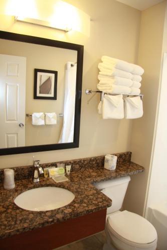 Motel Budget Host Inn & Suites