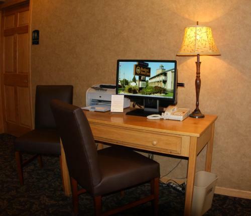 Motel Budget Host Inn & Suites