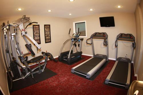 Motel Budget Host Inn & Suites