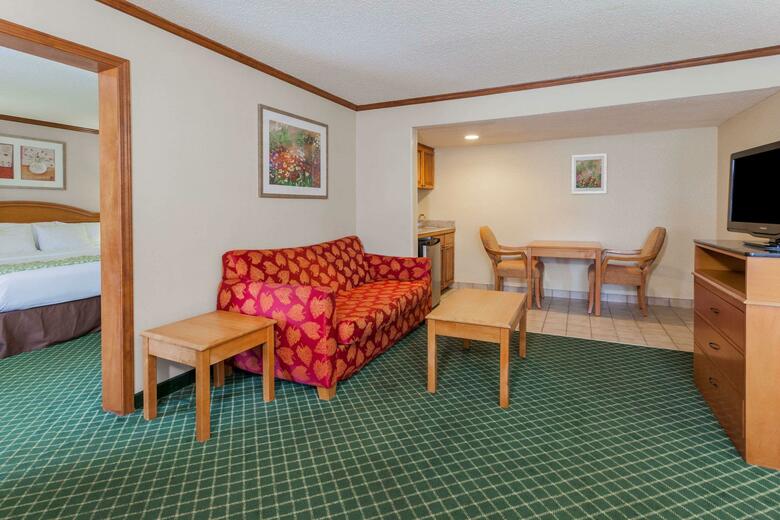 Hotel Days Inn & Suites By Wyndham Warren