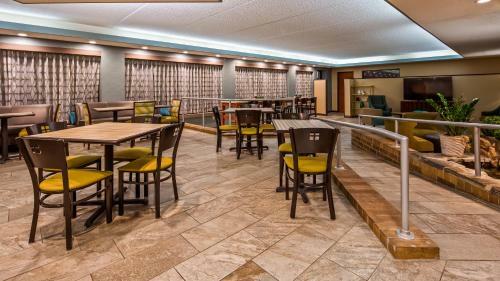 Hotel Baymont Inn And Suites Warren