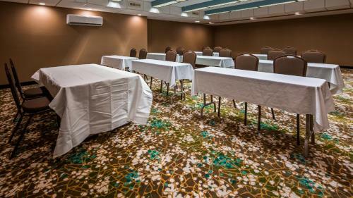 Hotel Baymont Inn And Suites Warren