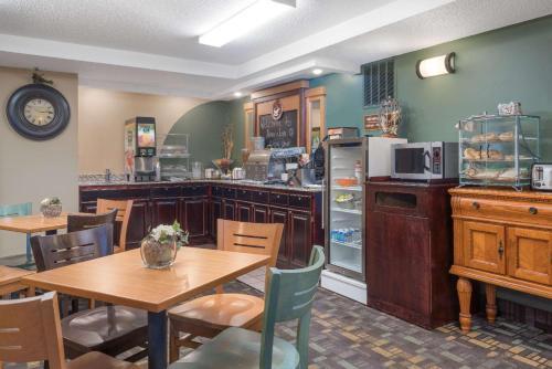 Hotel Americinn By Wyndham Little Falls