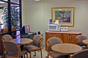 Holiday Inn Express Hotel & Suites Starkville