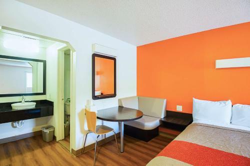 Hotel Motel 6 Blue Springs