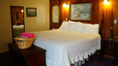 Posada Harbor Haus Inn & Suites