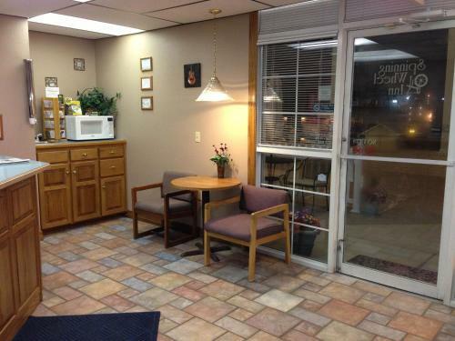 Motel Spinning Wheel Inn