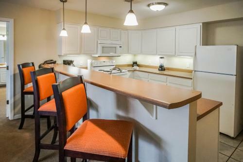 Hotel Surreys' Grand Crowne Resort