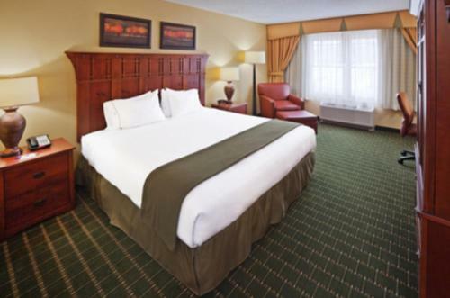 The Q Hotel & Suites