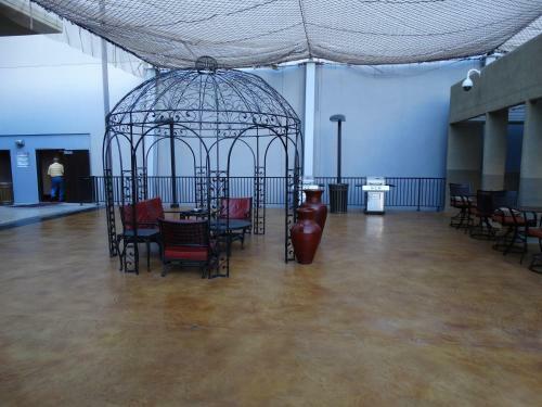 Aparthotel Suites At Jockey Club