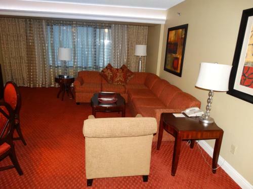 Aparthotel Suites At Jockey Club