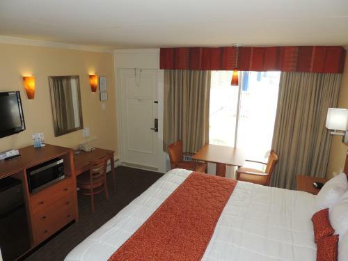 Fleur De Lis Beach Motel