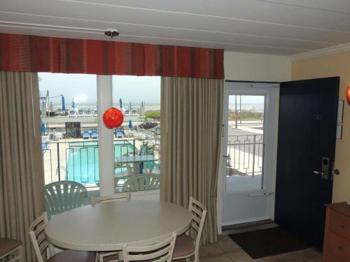 Fleur De Lis Beach Motel