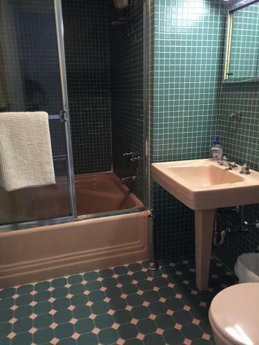 Studio Apartment - 39th Street