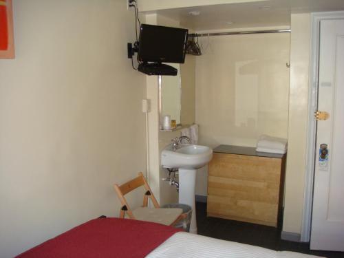 Bed & Breakfast Colonial House Inn