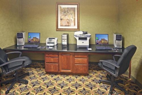 Holiday Inn Express Hotel & Suites Shawnee I-40