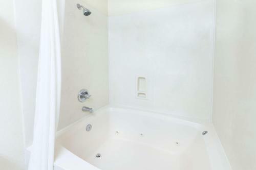 Hotel Super 8 By Wyndham Tulsa/downtown/east