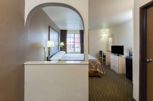 Hotel Super 8 By Wyndham Tulsa/downtown/east
