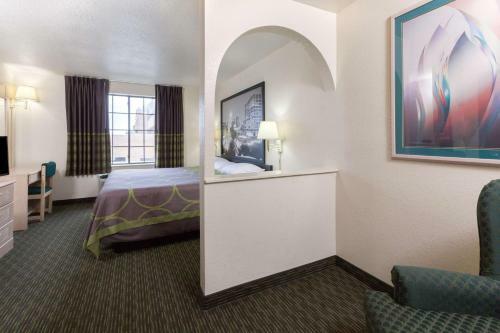 Hotel Super 8 By Wyndham Tulsa/downtown/east
