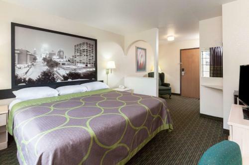 Hotel Super 8 By Wyndham Tulsa/downtown/east
