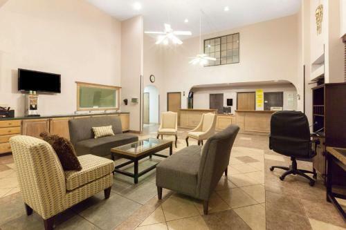 Hotel Super 8 By Wyndham Tulsa/downtown/east